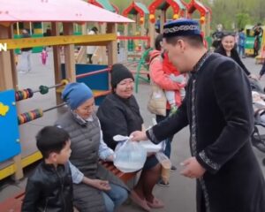 Атырау: "Сұлтан Бейбарыс" мешіті 100 адамға ауызашар қоржындарын таратты (+ ВИДЕО)