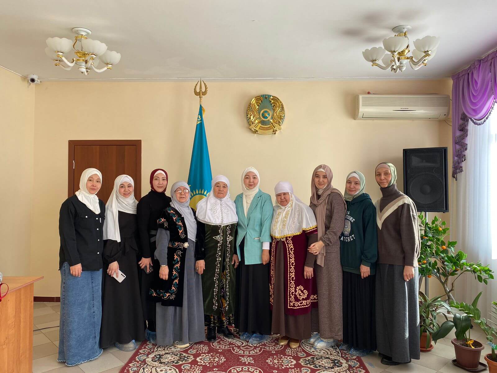 Жамбас етік киген қыздың эротикалық фотосы