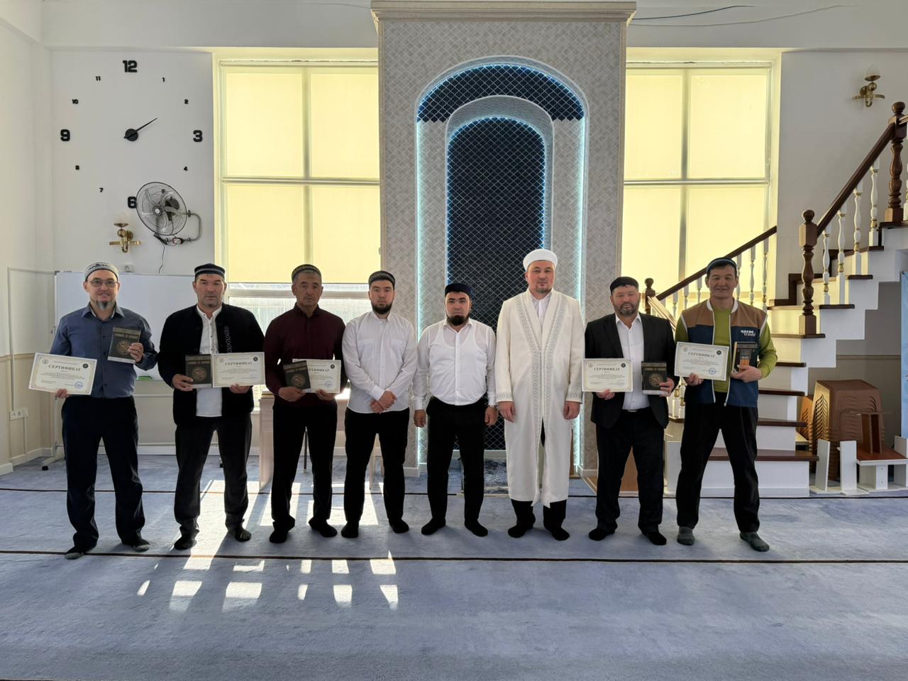 Қыздағы ұзын дилдо